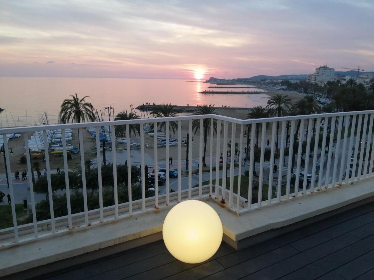 ático Con Fantásticas Vistas Al Mar Y La Iglesia Sitges