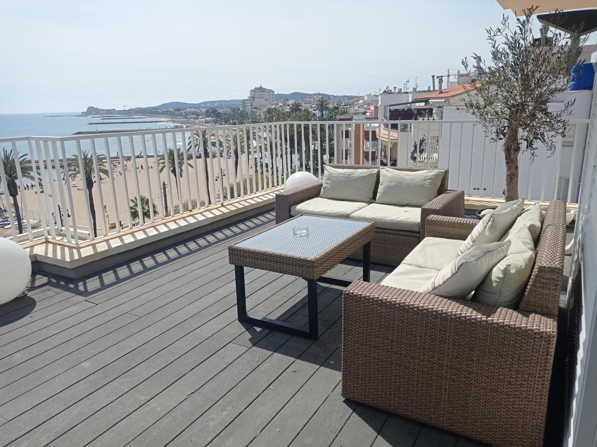Apartamento ático Con Fantásticas Vistas Al Mar Y La Iglesia Sitges